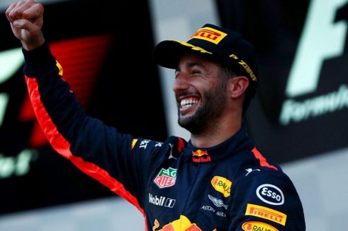 Daniel Ricciardo merayakan kemenangan saat GP Azerbaijan.