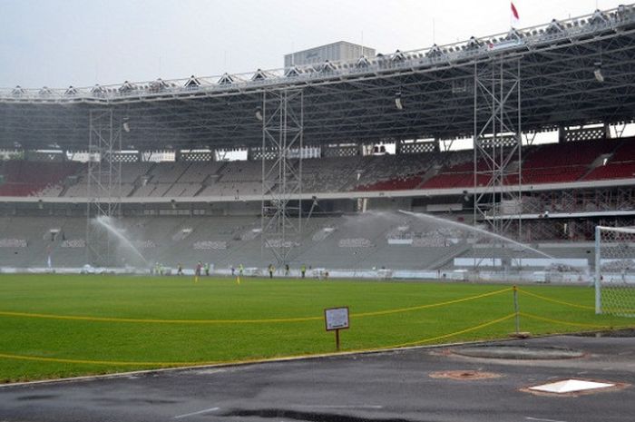 Stadion Utama Gelora Bung Karno, Senayan, Jakarta, masih dalam proses renovasi, pada Selasa (8/8/2017). Sejauh ini, pengerjaannya sudah 82 persen.