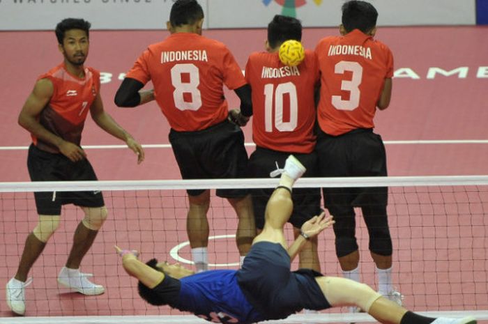 Sejumlah pemain sepak takraw Indonesia, berusaha memblok tendangan pemain Laos Souvannalith pada pertandingan penyisihan quadrant putra sepak takraw, Asian Games 2018 di GOR Ranau, Jakabaring Sport City (JSC), Palembang, Sumatera Selatan, Kamis (30/8). Indonesia mengalahkan Laos dengan skor 2-0. 