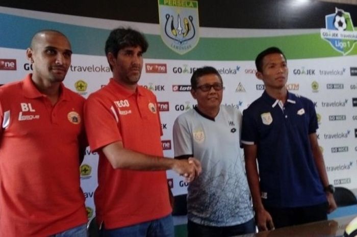 Pelatih Persija, Stefano Cugurra (kedua dari kiri) berjabat tangan dengan pelatih Persela Lamongan, Heri Kiswanto, pada konferensi pres, Selasa (9/5/2017), di Sekretariat Persela Lamongan.