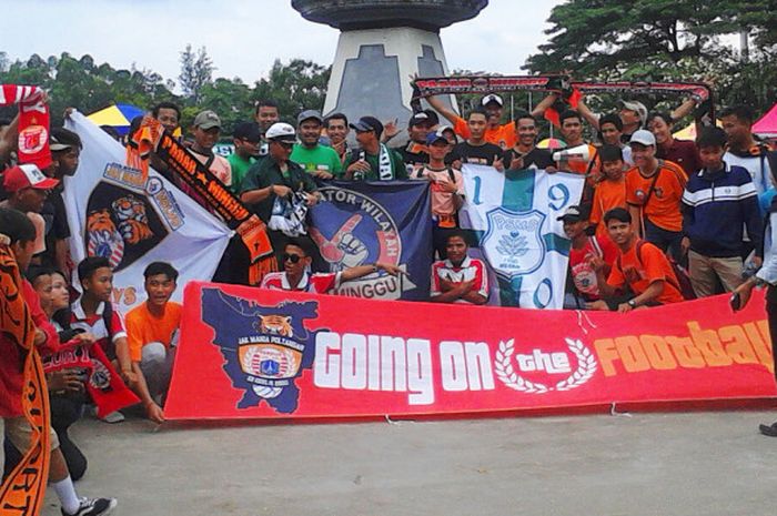 The Jakmania dan SMeCKHooligan berfoto bersama jelang laga leg pertama Semifinal Piala Presiden 2018 antara Persija Jakarta Vs PSMS Medan di Stadion Manahan, Solo, Sabtu (10/2/2018).