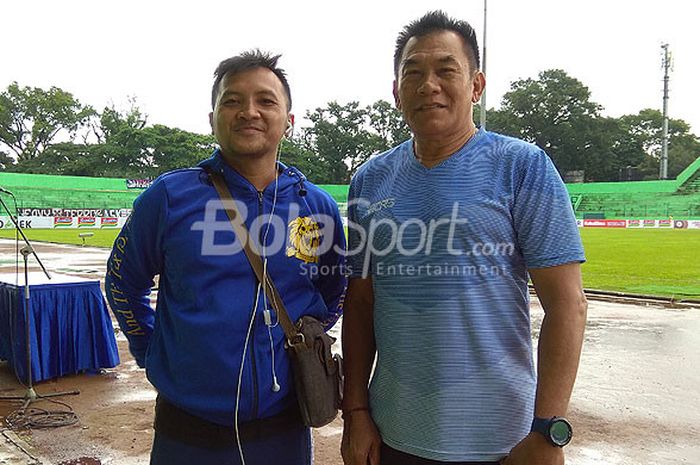 Mantan pemain Persema, Kasan Soleh (kiri), berpose bersama pelatih PSIS Semarang, Subangkit, di Stadion Gajayana, Kota Malang, sesaat menjelang dimulainya laga antara Bhayangkara FC melawan PSIS dalam laga Piala Presiden 2018, Sabtu (20/1/2018).