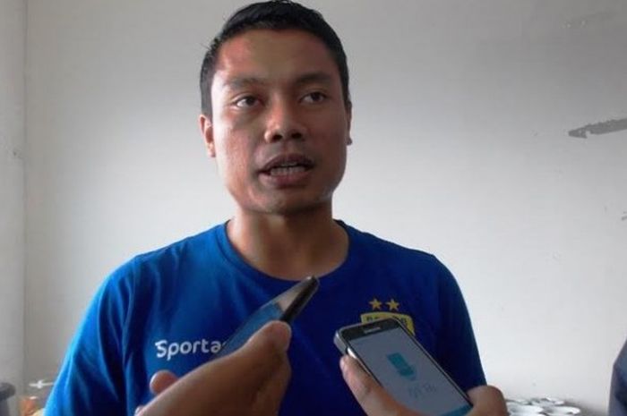 Gelandang Persib, Dedi Kusnandar, berbicara dengan sejumlah perwakilan media di Graha Persib, Jalan Sulanjana, Kota Bandung pada Selasa (14/3/2017). 