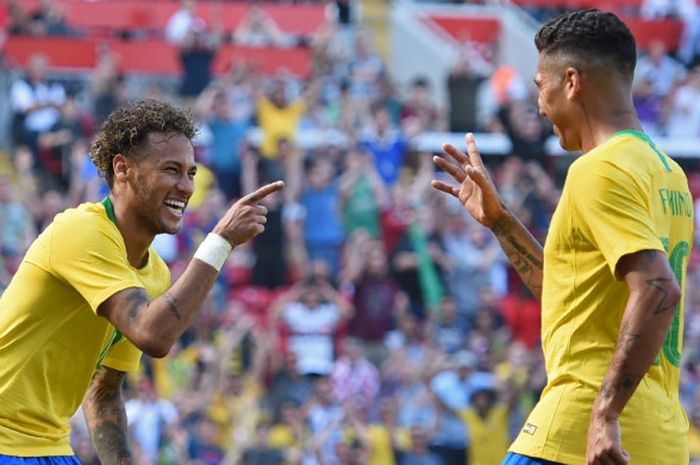 Penyerang Brasil, Roberto Firmino (kanan), merayakan golnya bersama Neymar dalam laga persahabatan kontra Kroasia di Stadion Anfield, Liverpool, Inggris pada 3 Juni 2018.