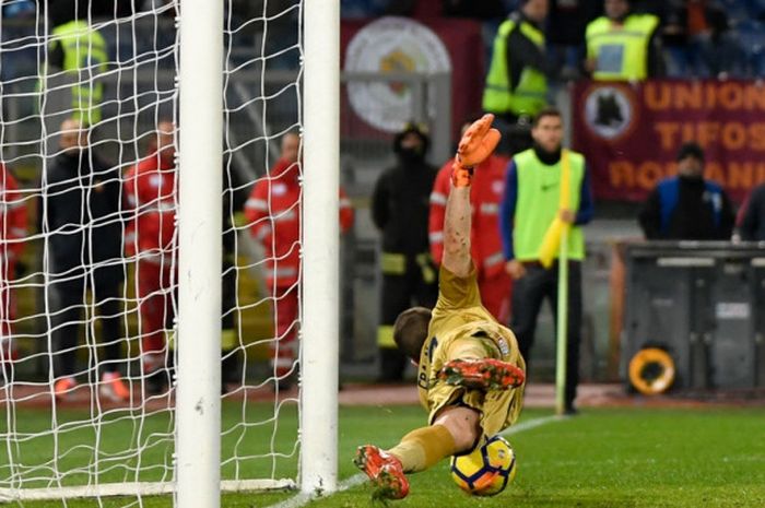 Kiper Cagliari, Alessio Cragno, menepis penalti gelandang AS Roma, Diego Perotti, dalam laga Liga Italia di Stadion Olimpico, Roma, pada 16 Desember 2017.