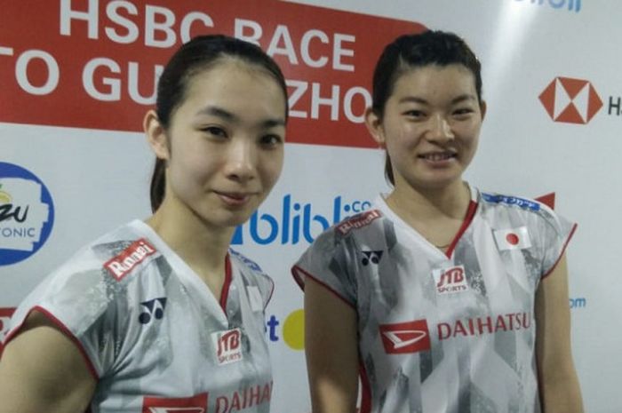 Pasangan ganda putri Jepang, Misaki Matsutomo/Ayaka Takahashi, berpose setelah memastikan diri ke babak perempat final Indonesia Open 2018 di Istora Senayan, Jakarta, Kamis (4/7/2018).