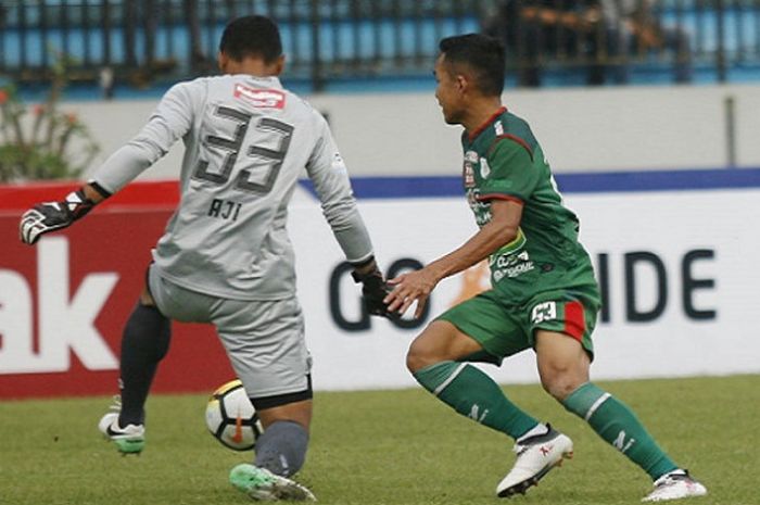 Aji Bayu Putra saat beraksi melawan PSMS Medan di Stadion Moch Soebroto Magelang, Minggu (15/4/2018).