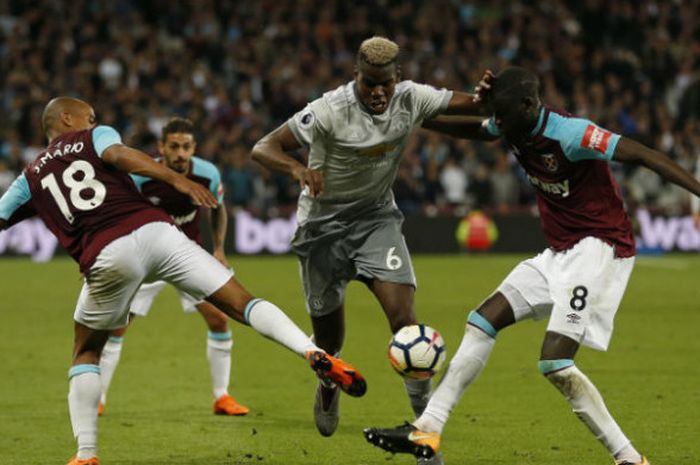 Gelandang Manchester United, Paul Pogba, menggiring bola pada laga tunda Liga Inggris menghadapi West Ham United di London Stadium, London, Kamis (10/5/2018) atau Jumat dini hari WIB.