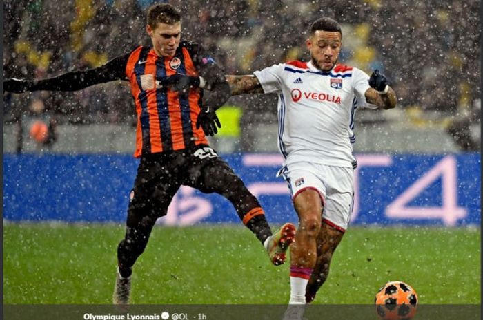 Penyerang Olympique Lyon, Memphis Depay (kanan), beraksi dalam laga Grup F Liga Champions melawan Shakhtar Donetsk di Stadion NSK Olimpiyskyi, Kyiv, Ukraina pada 12 Desember 2018.