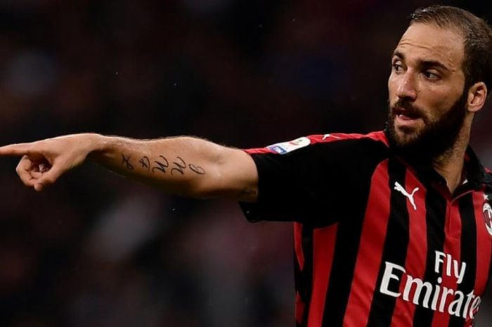  Penyerang AC Milan, Gonzalo Higuain, dalam partai Liga Italia lawan AS Roma di Stadion San Siro, Milan, 31 Agustus 2018. 