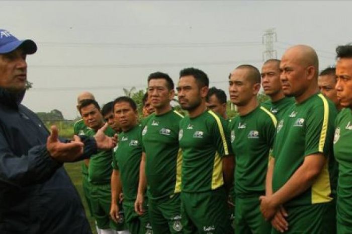 Para peserta kursus pelatih lisensi A AFC di Sawangan, Depok.