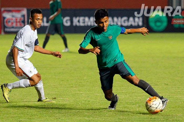 Aksi gelandang timnas U-16, Kartika Vedayanto (kanan), saat tampil melawan PSS Sleman U-17 di Stadion Maguwoharjo, Sleman, Minggu (21/5/2017). Timnas U-16 kalah 0-3.
