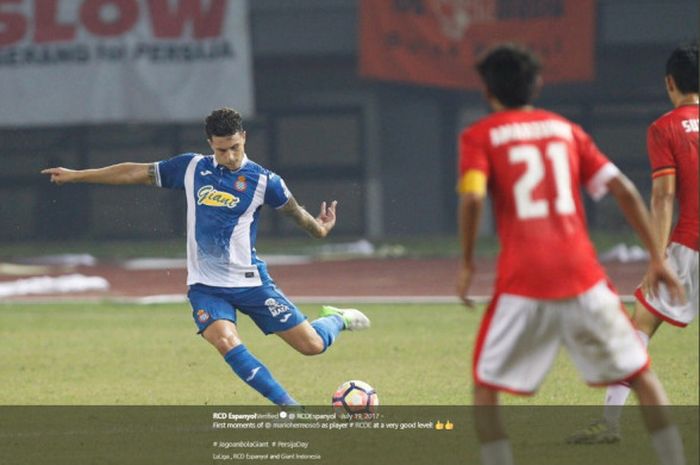 Aksi pemain Espanyol, Mario Hermoso, saat menjalani laga debut melawan Persija Jakarta, Rabu (19/7/2017)