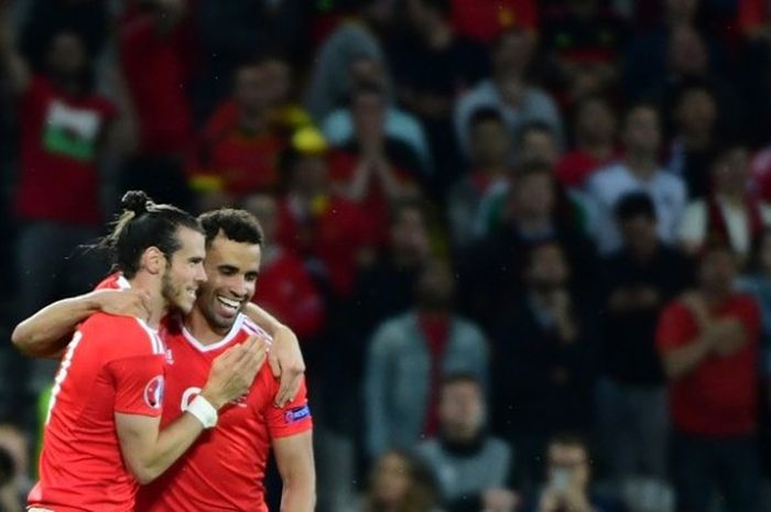 Penyerang Wales, Hal Robson-Kanu (kanan), mendapat sambutan dari Gareth Bale, setelah mencetak gol ke gawang Belgia pada pertandingan perempat final Piala Eropa 2016 di Stadion Pierre-Mauroy, Villeneuve-d'Ascq, Lille, Jumat (1/7/2016).