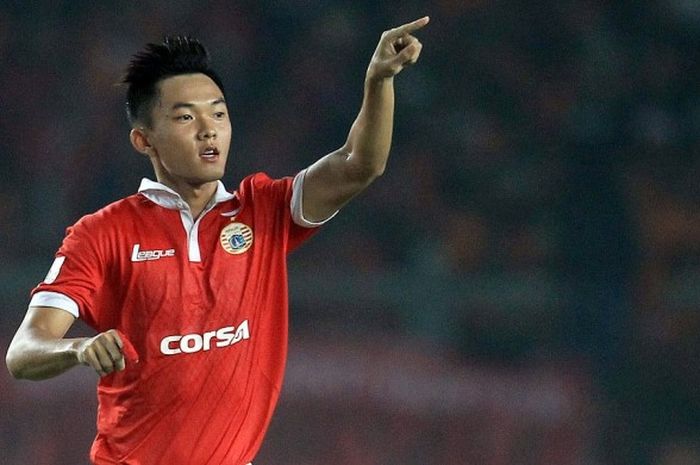 Striker Persija Jakarta, Sutanto Tan, beraksi dalam laga lanjutan Torabika Soccer Championship 2016 melawan Semen padang  di Stadion Utama Gelora Bung Karno, Senayan, Jakarta, Minggu (8/5/2016).