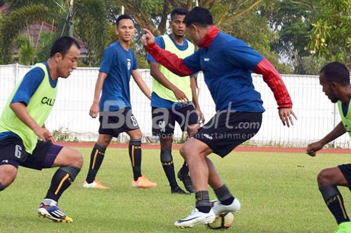 Pemain asing  Sriwijaya FC, Yu Hyun Koo berlatih bersama dengan tim Sriwijaya FC di lapangan Atletik Jakabaring sebelum diberangkatkan ke Solo, untuk mengikuti perempat final piala Presiden 2018.