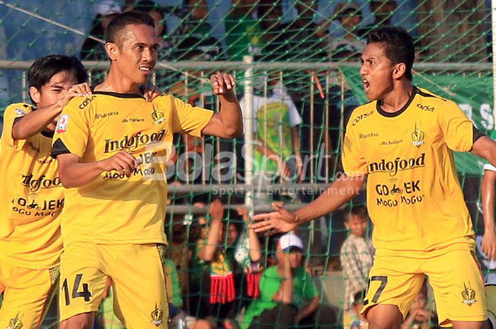 Striker Celebest FC, Moh Imam Bayhaqi (14), melakukan selebrasi seusai mencetak gol ke gawang Persekap Kota Pasuruan dalam laga lanjutan Liga 2 di Stadion Untung Suropati Pasuruan, Jawa Timur, Minggu (27/08/2017) sore.