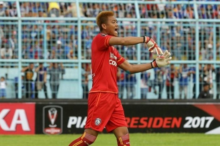 Kurnia Meiga memberi instruksi kepada para pemain Arema FC saat bertanding melawan Bhayangkara FC pada laga Piala Presiden 2017 di Kanjuruhan, Minggu (5/2/2017). 