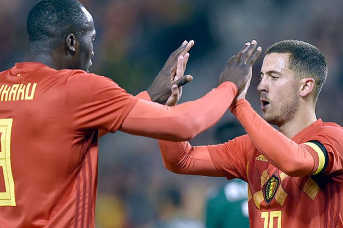 Gelandang timnas Belgia, Eden Hazard (kanan), merayakan gol bersama rekan setimnya, Romelu Lukaku, saat melawan Meksiko dalam laga uji coba di Stadion The King Baudouin, Brusel, Belgia, pada 10 November  2017. 