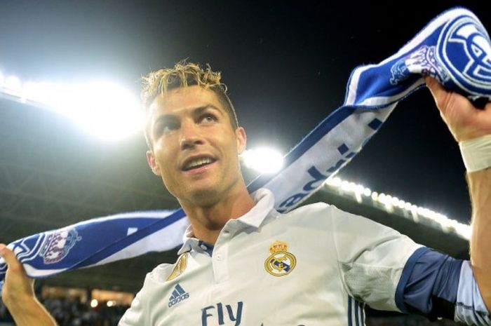 Selebrasi Cristiano Ronaldo setelah timnya keluar menjadi pemenang La Liga Musim 2016/17  melawan Malaga di La Rosaleda Stadium, 21 Mei 2017. 
