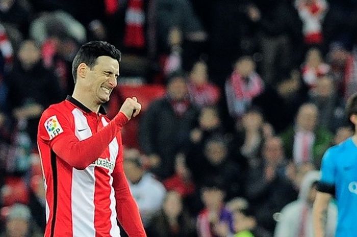 Striker Athletic Bilbao, Aritz Aduriz, merayakan golnya ke gawang Barcelona pada laga perempat final pertama Copa del Rey di Stadion San Mames, Rabu (20/1/2016). 