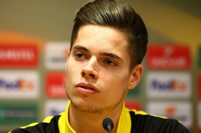 Gelandang Borussia Dortmund, Julian Weigl, dalam jumpa pers jelang petandingan leg kedua babak perempat final Liga Europa menghadapi Liverpool di Stadion Anfield, Liverpool, Inggris, pada 13 April 2016.