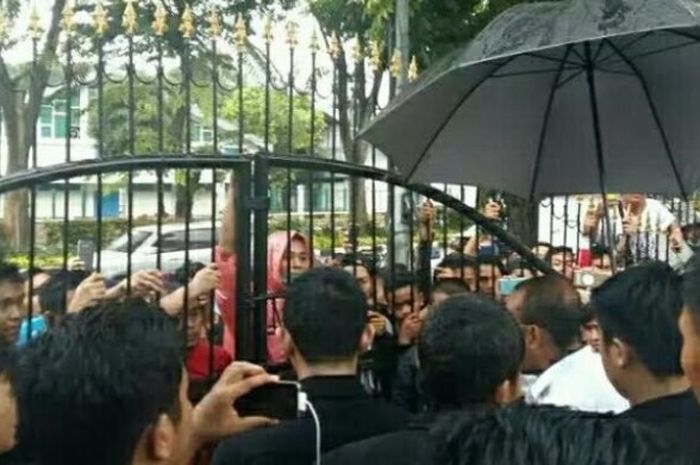 Masyarakat yang tak kebagian tiket kategori III laga Indonesia Vs Vietnam melakukan unjuk rasa di depan Gedung Kemenpora, Jakarta, Jumat (2/12/2016) sore. 