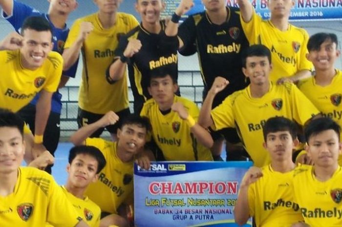 Selebrasi juara tim futsal asal Padang, Rafhely seusai menjuarai Grup A Babak 32 Besar LFN di lapangan Rafhely, Padang, Minggu (11/12/2016). 