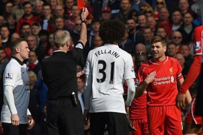 Steven Gerrard menerima kartu merah pada laga melawan Manchester United di Anfield, Liverpool, 22 Maret 2015.