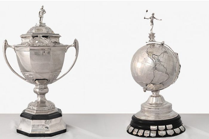 Piala Thomas (kiri) dan Piala Uber yang menjadi lambang supremasi tim bulu tangkis putra dan putri dunia.