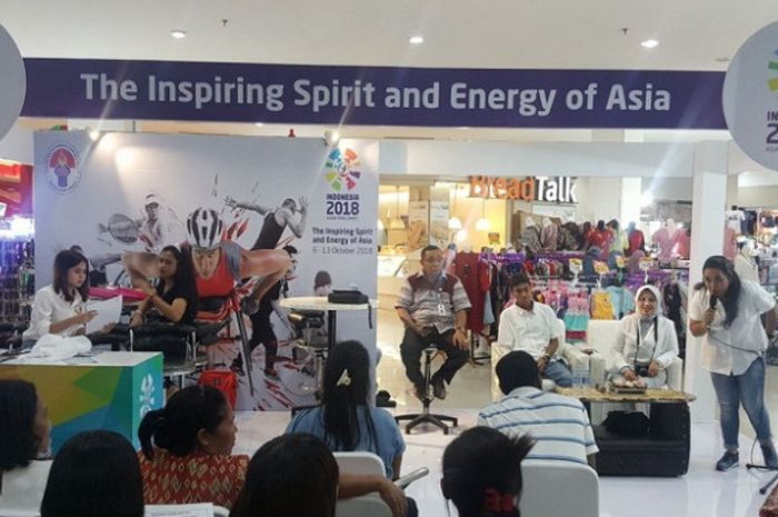 Wakil Ketua Umum INAPGOC, Ibu Sylviana Murni, sedang memberikan sambutan pada kegiatan sosialisasi Asian Para Games 2018 di Ambon, Kamis (21/12/2017).