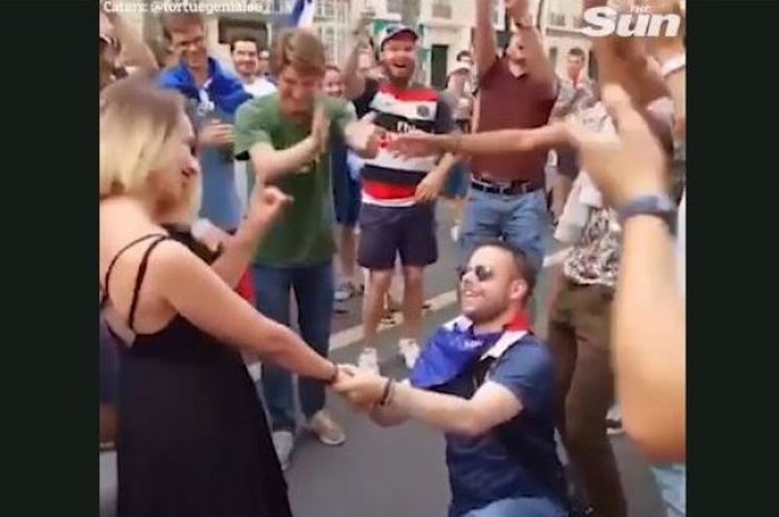 Fan Prancis melamar kekasihnya di jalan ketika skuat Les Blues menjadi juara Piala Dunia 2018.