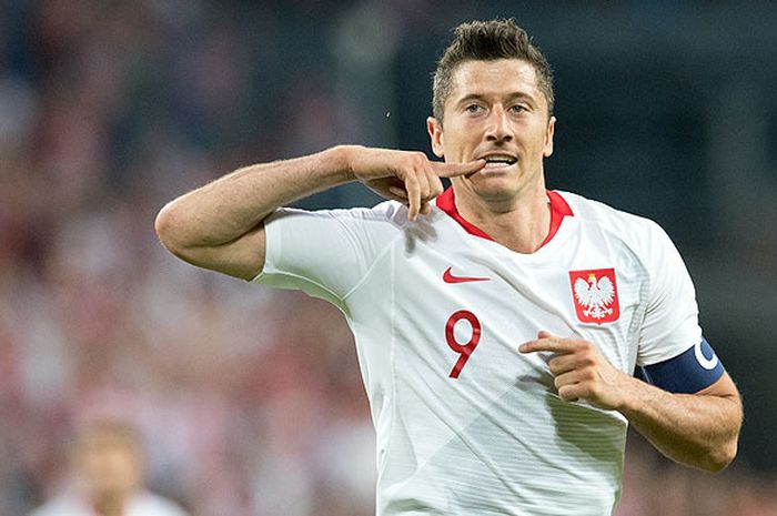  Reaksi striker timnas Polandia, Robert Lewandowski, saat tampil melawan Cile dalam laga uji coba di Stadion Arena Poznan, Poznan, Polandia, pada 8 Juni 2018. 