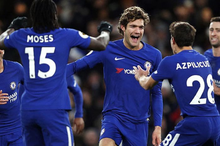Pemain Chelsea merayakan gol yang dicetak bek Marcos Alonso saat tampil melawan Southampton dalam la