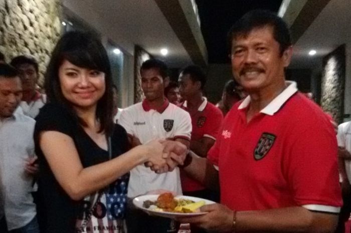 Indra Sjafri (kanan) menerima potongan nasi tumpeng dari Katrine, staf manajemen Bali United saat peluncuran skuat Bali United sebelum laga pertama TSC A 2016.