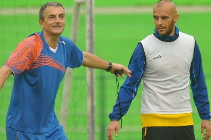   Pelatih Arema, Milomir Seslija, memberi instruksi kepada bek Kiko Insa dalam sebuah sesi latihan A