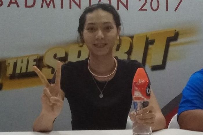 Pemain ganda campuran nasional, Gloria Emanuelle Widjaja, berpose saat menjalani sesi konferensi pers Djarum Superliga 2017, di DBL Arena, Surabaya, Senin (20/2/2017). 