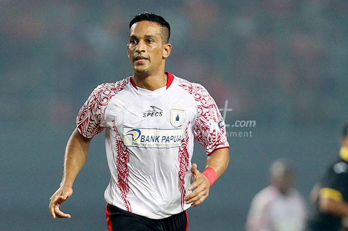    Aksi penyerang Persipura Jayapura, Addison Alves, saat tampil melawan Persija Jakarta dalam laga lanjutan Liga 1 di Stadion Patriot, Bekasi, 8 Juli 2017.   