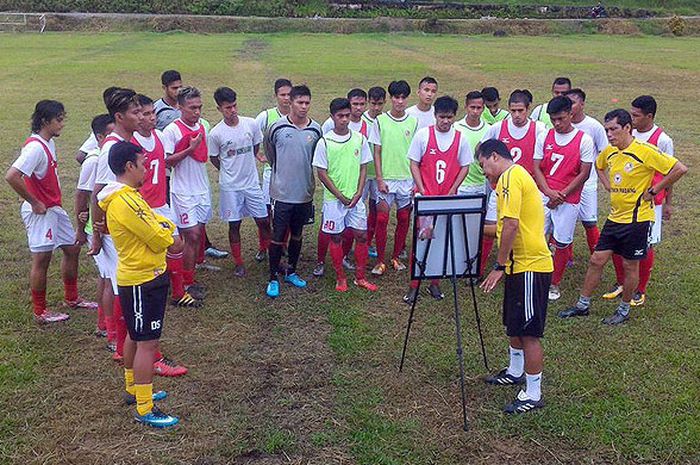 Pemain Semen Padang mendengarkan instruksi pelatih, Syafrianto Rusli, saat latihan menjelang turnamen Piala Wali Kota Padang.