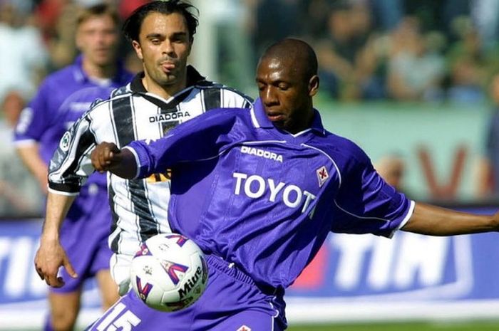 Pemain Fiorentina, Alexander Da Silva Mariano atau Amaral dalam pertandingan Serie A 2000-2001 menghadapi Udinese di Stadio Artemio Franchi, Florence Italia, pada 29 April 2001.