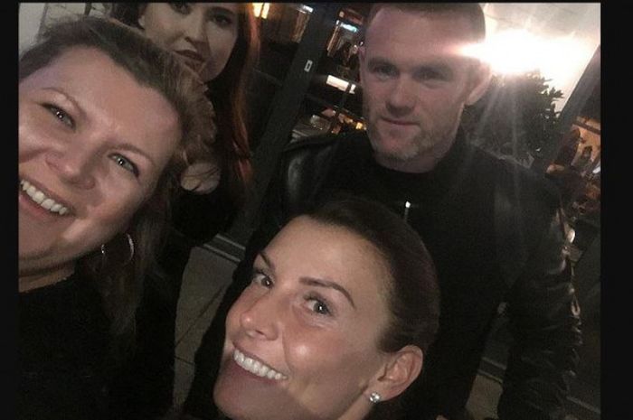 Wayne Rooney bersama istri dan teman saat di Cheshire, 22/3/2018