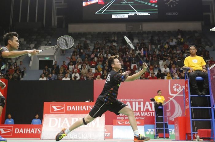 Pasangan ganda campuran Indonesia, Tontowi Ahmad/Liliyana Natsir, berupaya mengembalikan shuttlecock yang dipukul lawan mereka, Lee Yang/Hsu Ya Ching, pada laga babak kedua turnamen Indonesia Masters 2018.