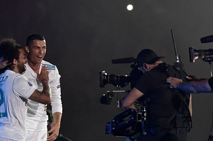 Pemain Real Madrid, Marcelo (kiri) dan Cristiano Ronaldo merayakan keberhasilan timnya menjuarai Liga Champions di Stadion Santiago Bernabeu, Madrid, Spanyol pada 27 Mei 2018.