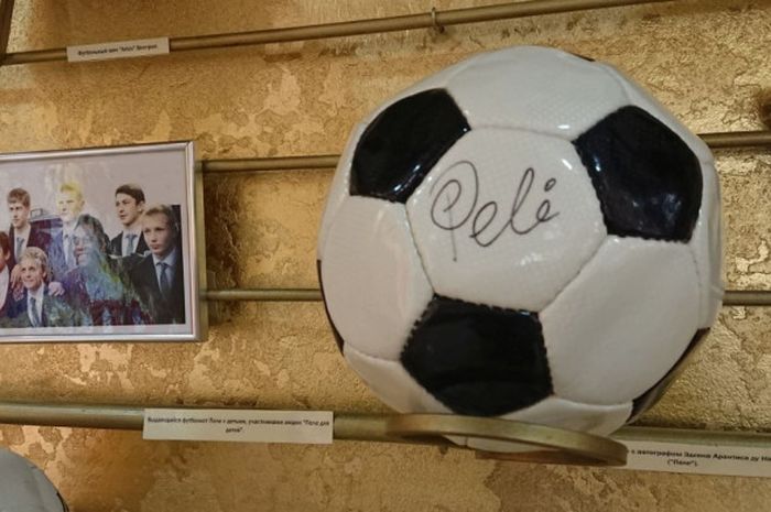 Bola bertanda tangan legenda sepak bola Brasil, Pele, di Museum Olahraga Rusia.