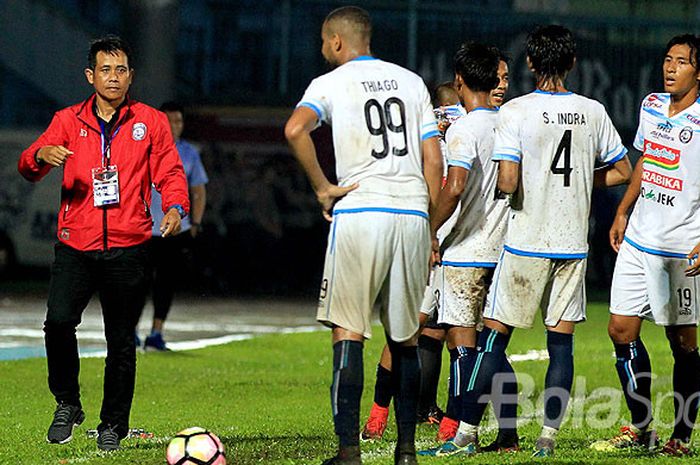 Pelatih Arema FC, Joko Susilo (kiri), menghampiri pemainnya untuk memberi arahan saat melawan PSIS Semarang pada laga pekan kedua turnamen Piala Presiden 2018 Grup E di Stadion Kanjuruhan Malang, Jawa Timur, Kamis (25/01/2018) malam.