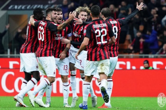 Para pemain AC Milan merayakan kemenangan atas Genoa pada laga Liga Italia, Rabu (31/10/2018), di Stadion San Siro. AC Milan tergabung dalam konspirasi klub besar Eropa yang akan membangun Super League.