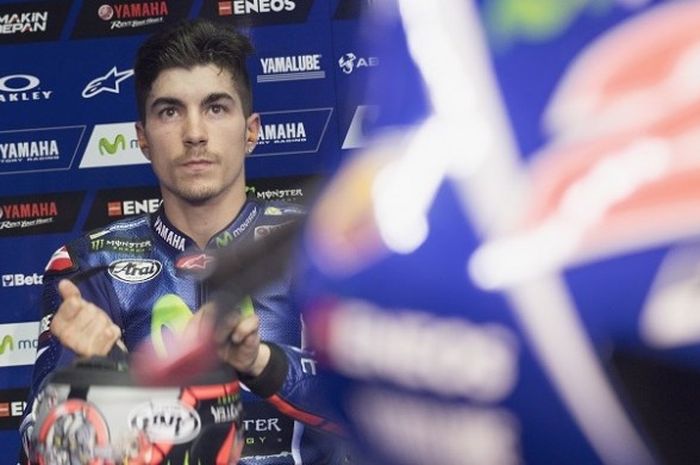 Pebalap Movistar Yamaha, Maverick Vinales, berada di paddock pada latihan bebas ketiga GP Qatar di Sirkuit Internasional Losail, Jumat (24/3/2017).