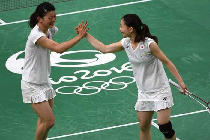 Pasangan ganda putri Jepang, Misaki Matsutomo/Ayaka Takahashi, melakukan selebrasi saat memenangi poin dalam pertandingan final Olimpiade Rio yang berlangsung di Riocentro Pavilion 4, Rio de Janeiro, Brasil, Kamis (18/8/2016).