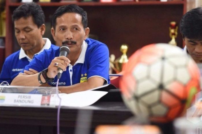 Pelatih Persib, Djadjang Nurdjaman memberikan komentar ke media saat jumpa pers pra-pertandingan skuat Maung Bandung kontra tuan rumah Semen Padang pada Minggu (24/7/2016). Djadjang sedang memburu striker asing baru.