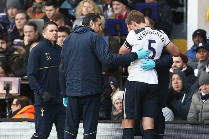 Bek Tottenham Hotspur, Jan Vertonghen, mengalami cedera dalam pertandingan melawan West Bromwich Albion di White Hart Lane, Sabtu (14/1/2017)